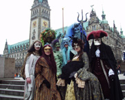Eine Maskengruppe vor dem Hamburger Rathaus